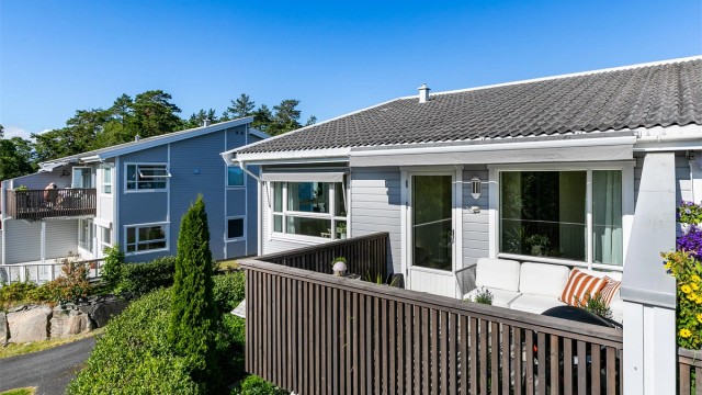 Leiligheten inngår i vestsiden av andre etasje - byggets beste plassering når solforhold og utsikt vektlegges.