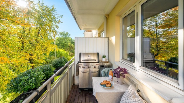 Balkongen har plass til både grill og utemøblement.