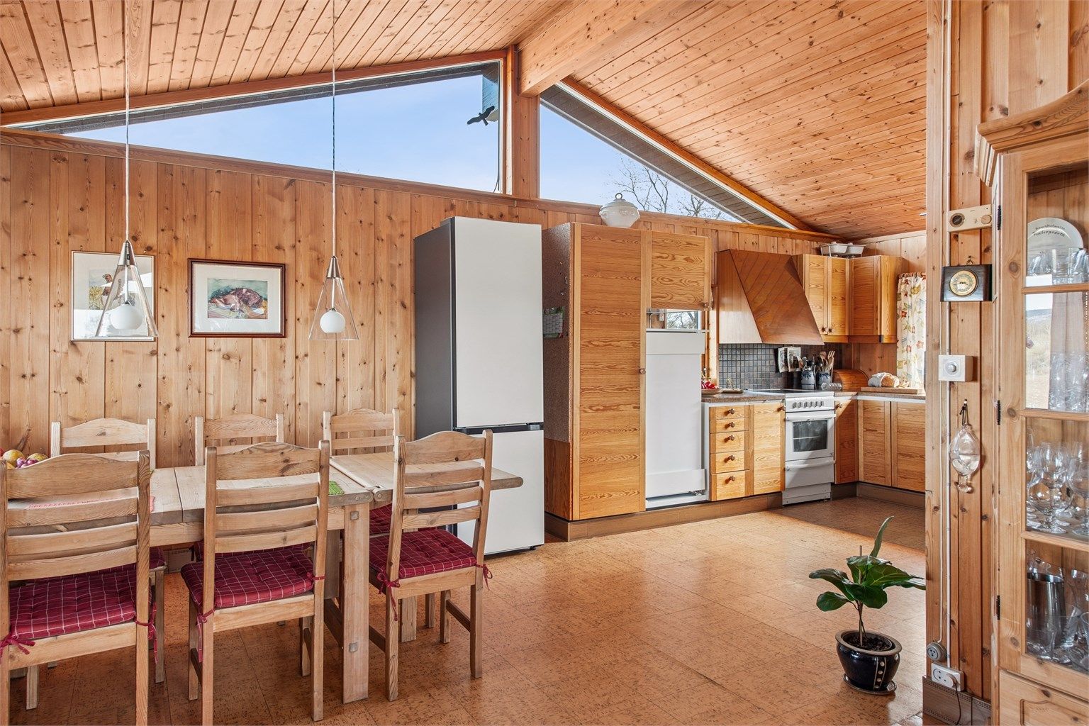 Kjøkken, spisestue og stue er i 2. etasje som gir god lys- og utsiktsforhold. 