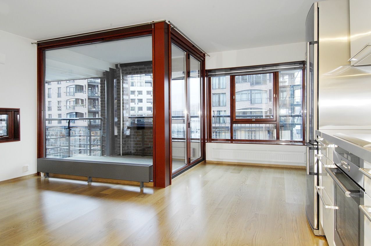 Stue med plass til sofadel og svært hyggelig spiseplass.