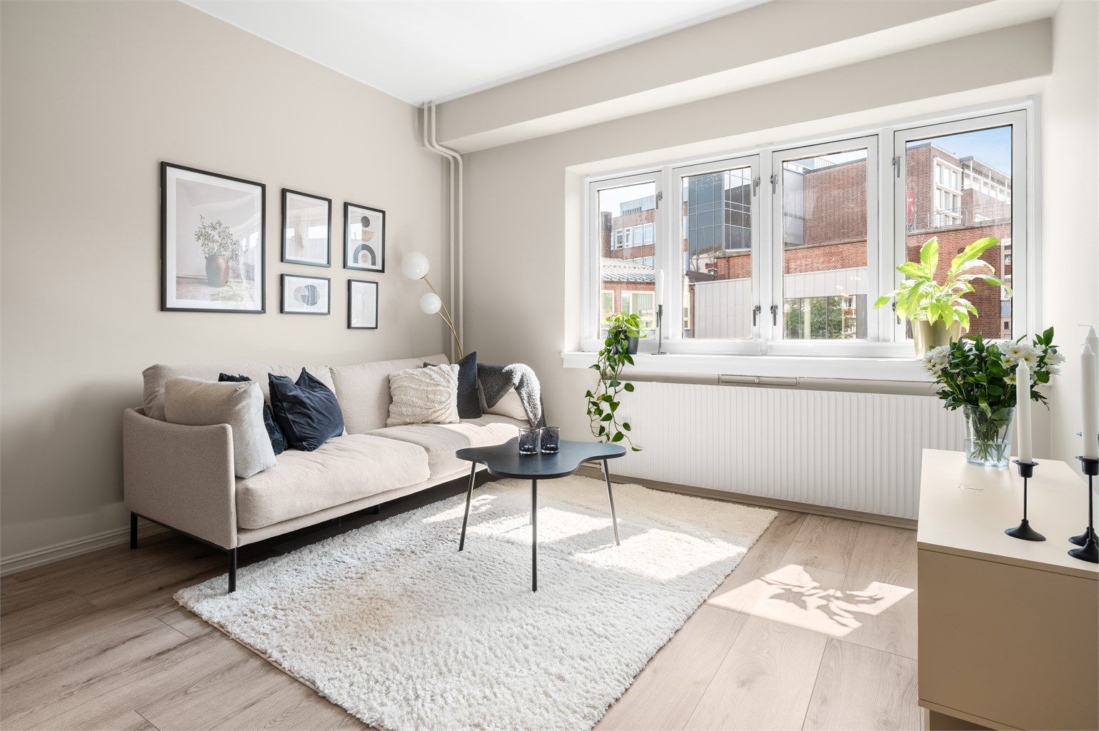 Leiligheten består av stue, kjøkken sovealkove, entré og bad- et perfekt førstegangskjøp! Foto: Peter Futo