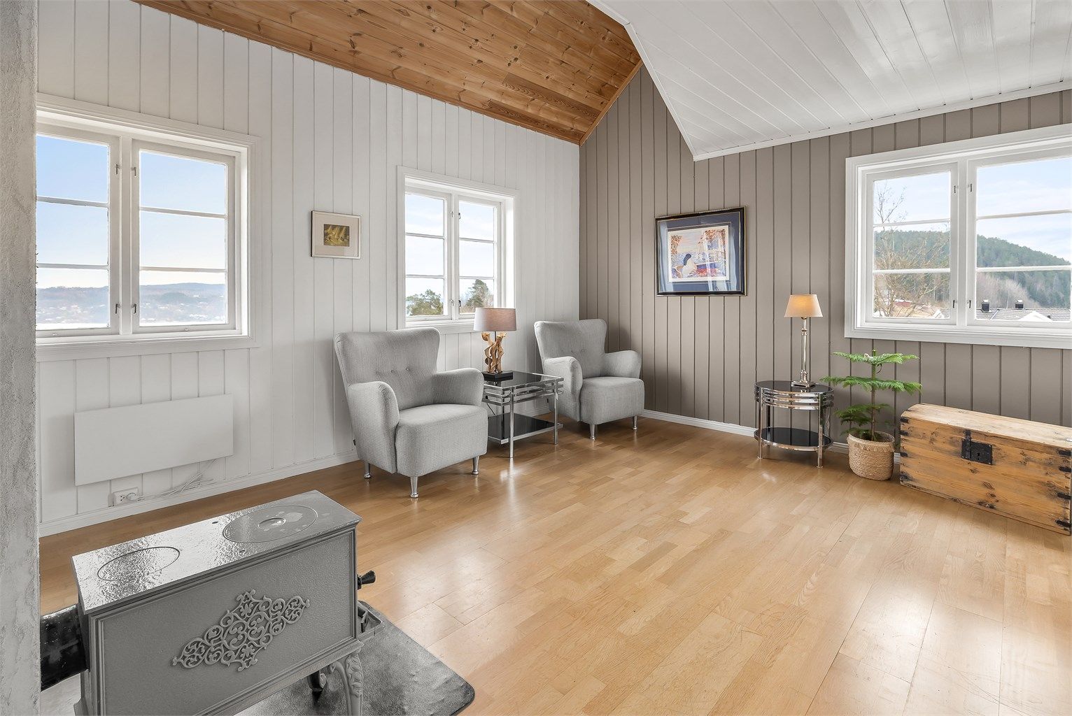 Et lyst og anvendelig rom som kan brukes som TV-stue, kontor eller lekeareal.