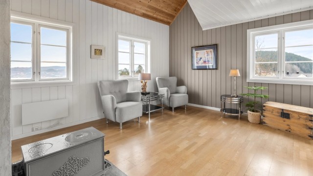 Et lyst og anvendelig rom som kan brukes som TV-stue, kontor eller lekeareal.