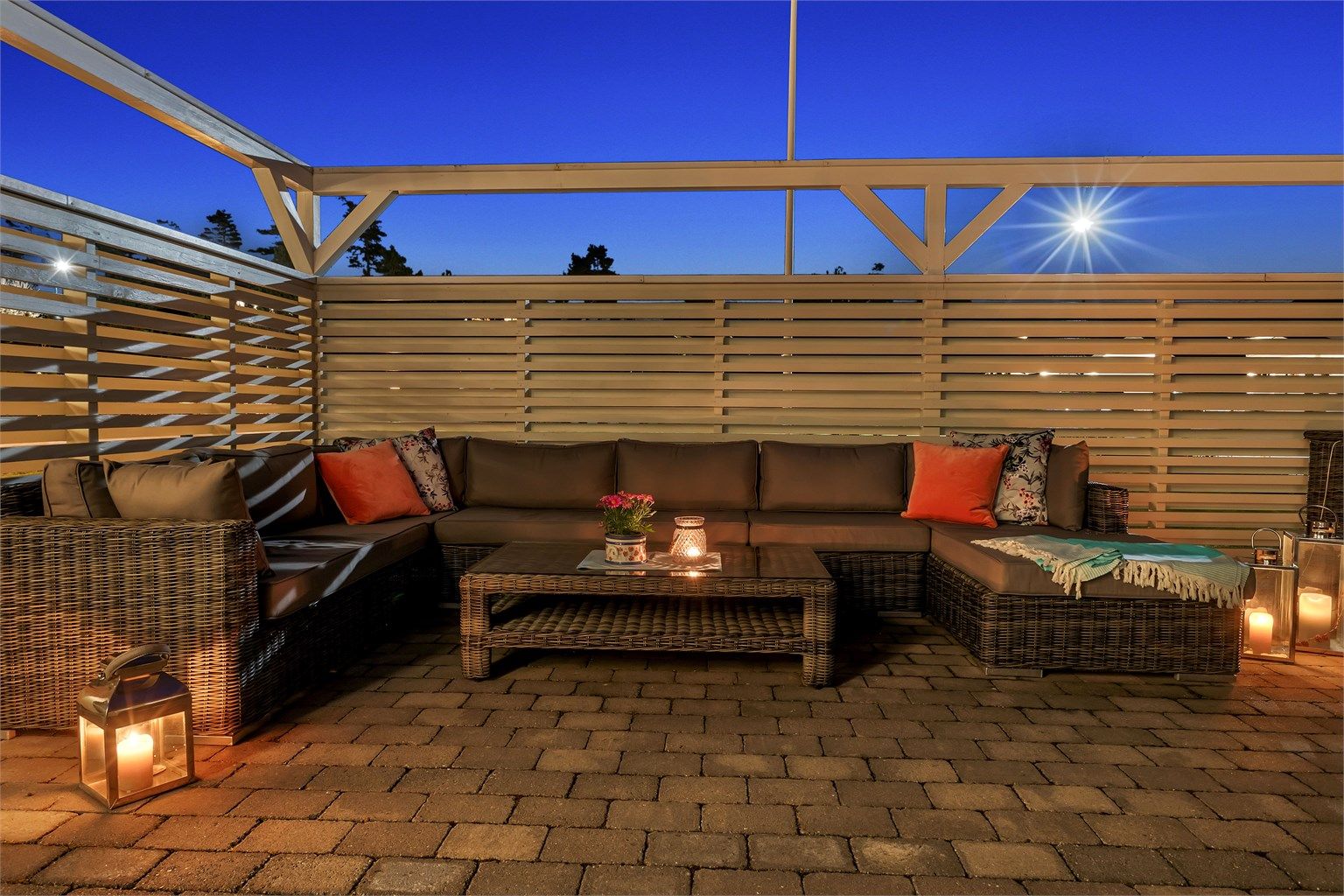 I hagen og på utearealene rundt boligen kan du oppleve solens gang gjennom hele dagen, fra tidlig morgen til sen kveld sommerstid.