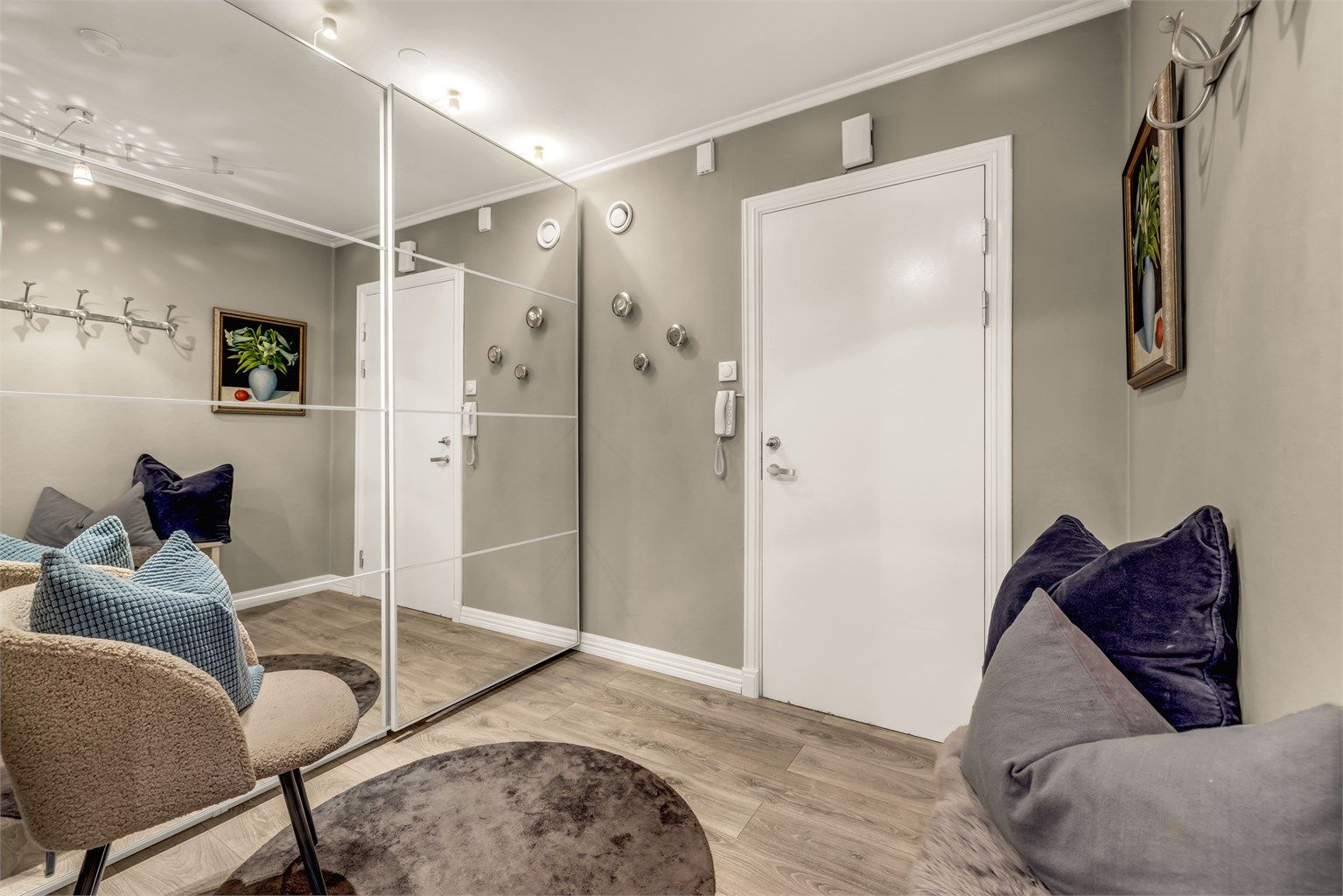 Entréen er romslig og praktisk med stor skyvedørs garderobe som gir et godt førsteinntrykk. Velkommen! 