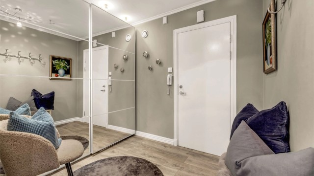 Entréen er romslig og praktisk med stor skyvedørs garderobe som gir et godt førsteinntrykk. Velkommen!