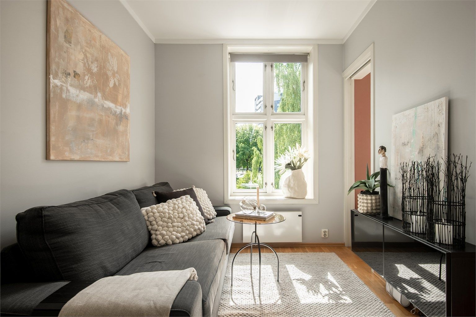 Lys og innbydende stue med plass til sofa og øvrig møblement.