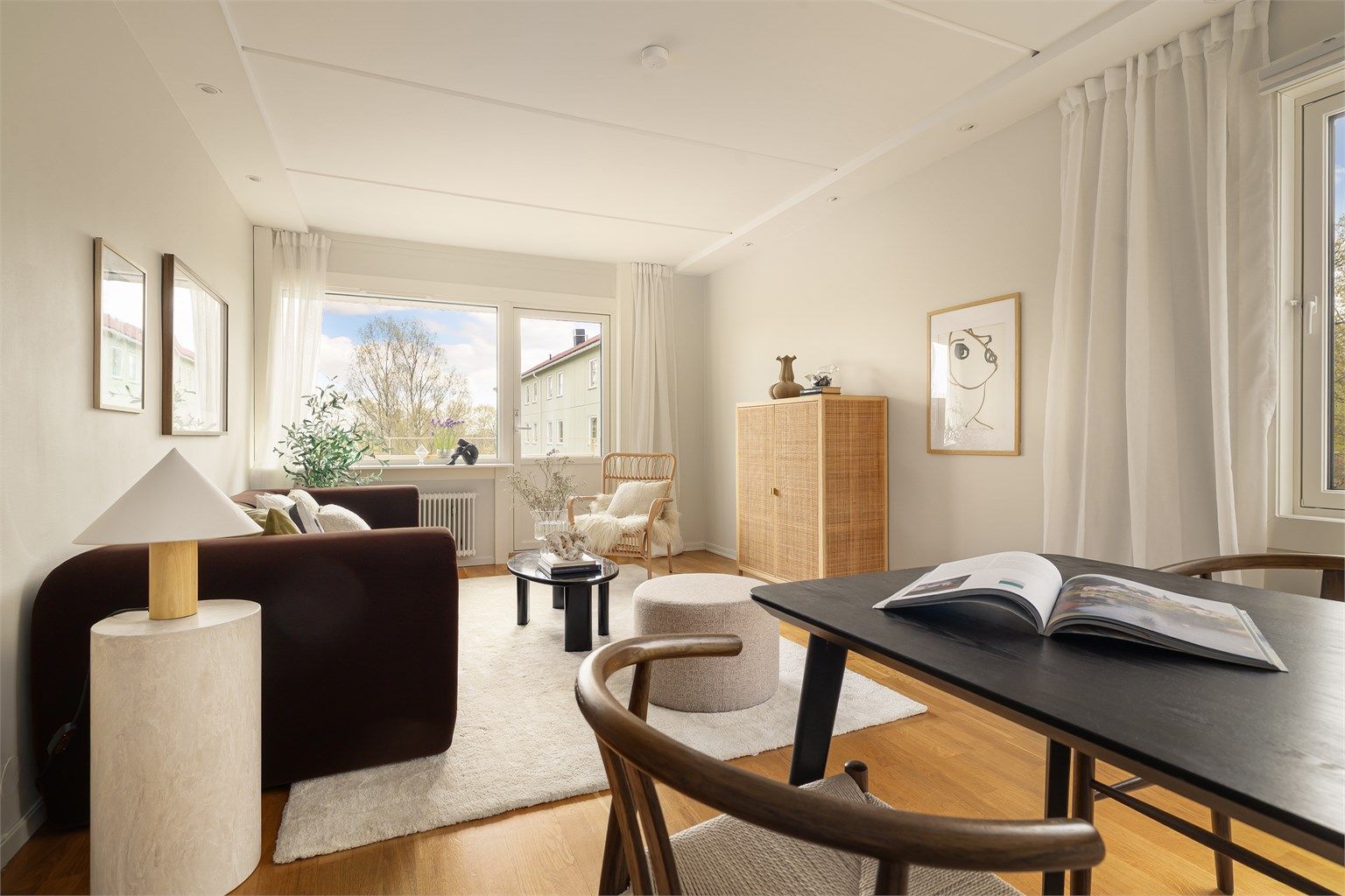 Lys stue med god plass til både sofagruppe og spisebord