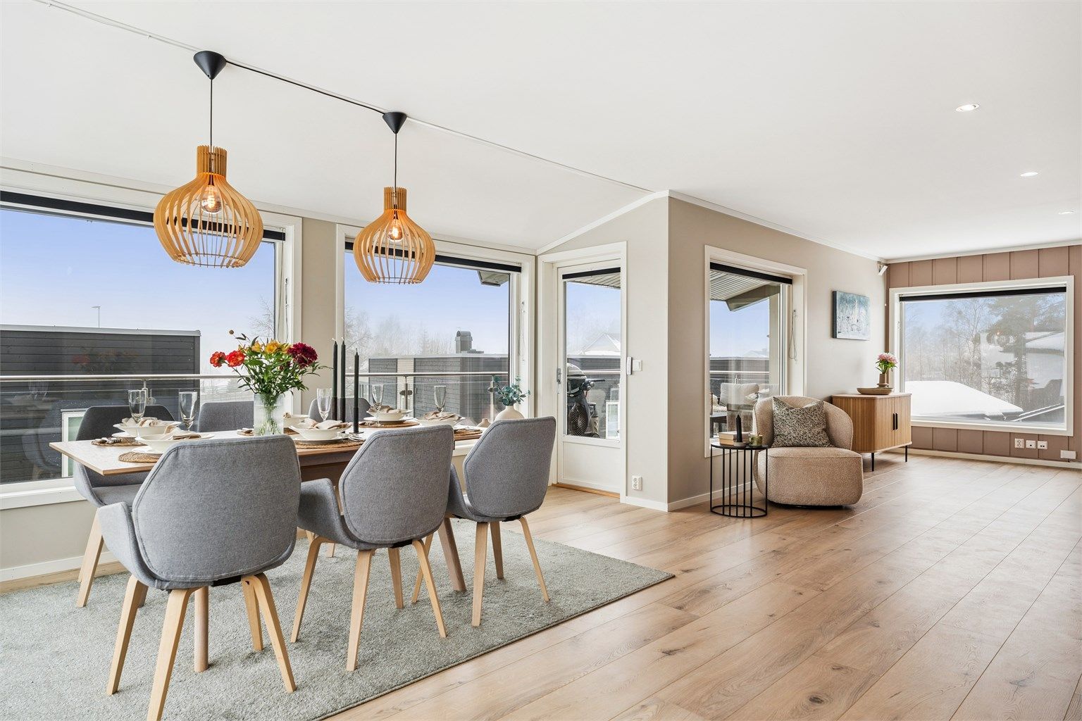 Stuen er luftig og gir svært god romfølelse.