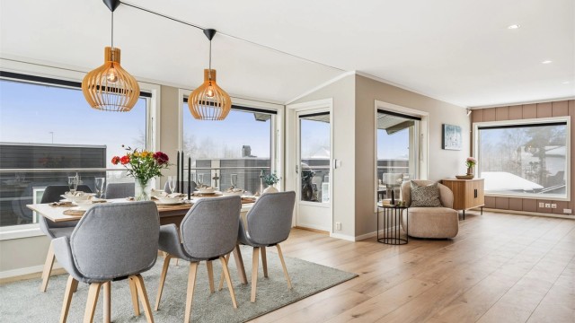 Stuen er luftig og gir svært god romfølelse.