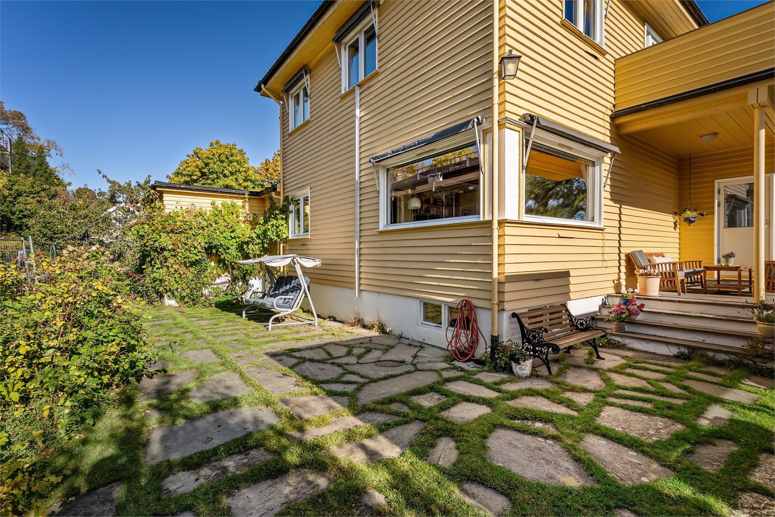 Boligen har nydelige uteplasser og hage