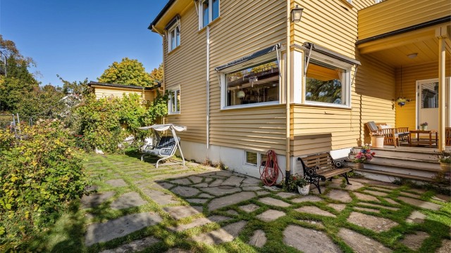 Boligen har nydelige uteplasser og hage
