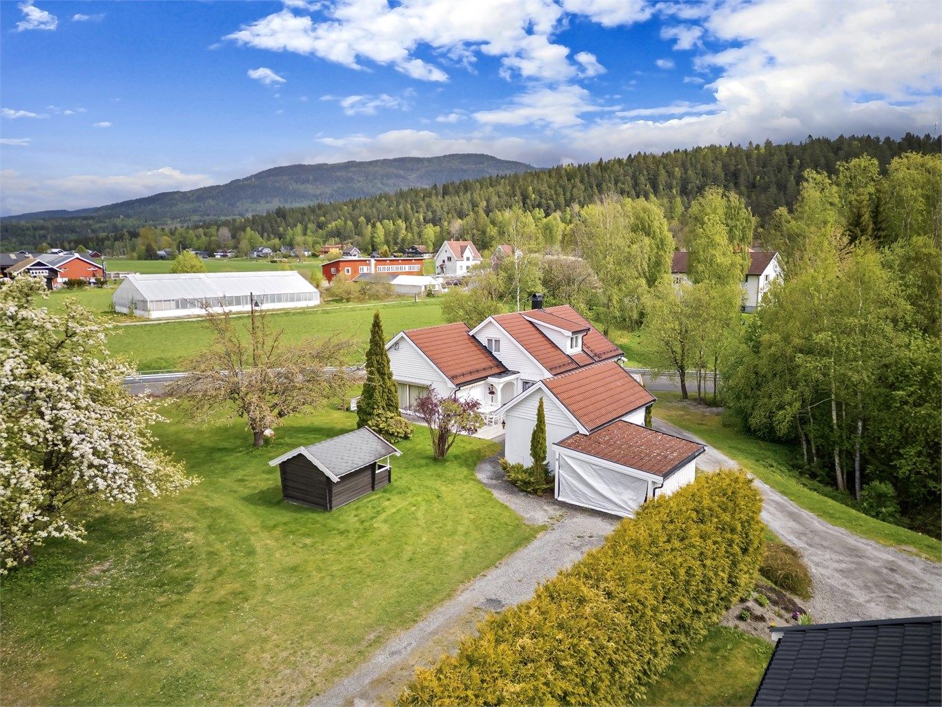 Boligen, uthus og carport ble malt i 2025