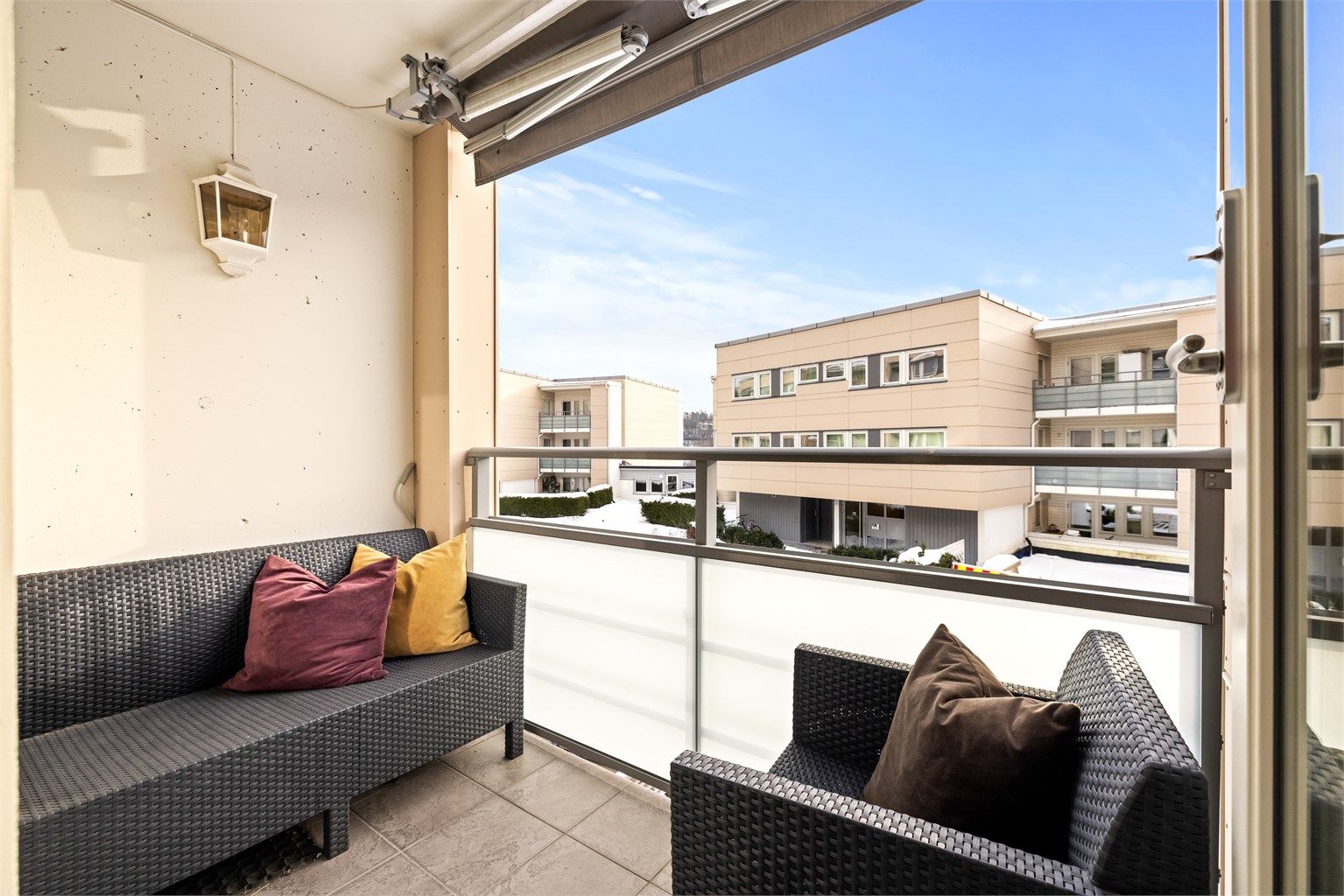 Balkongen på 3 m² er overbygget og utstyrt med elektrisk markise.