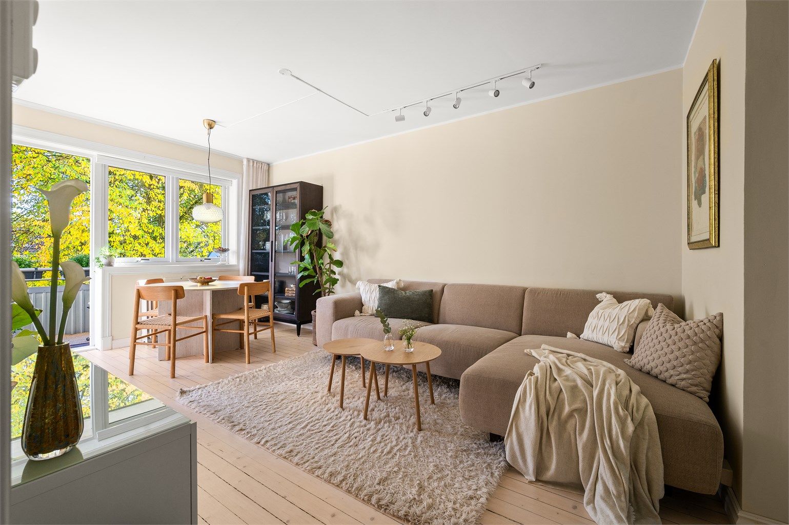 Stuen har gode møbleringsmuligheter med plass til både spisegruppe og sofa.