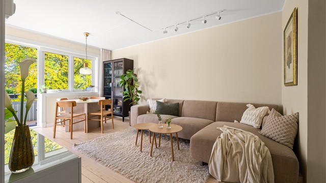 Stuen har gode møbleringsmuligheter med plass til både spisegruppe og sofa.
