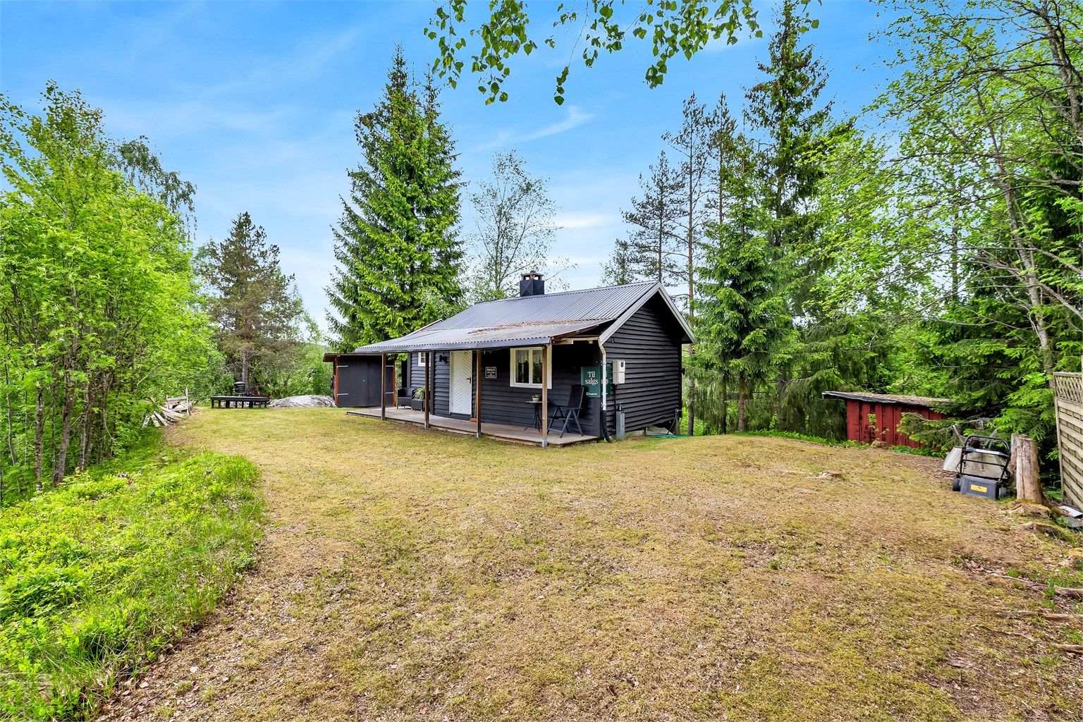 Hytta ligger på en naturtomt omringet av skogens fred og ro på Fosser i Aurskog-Høland kommune, med nærhet til både vann og gode tur- og rekreasjonsområder.