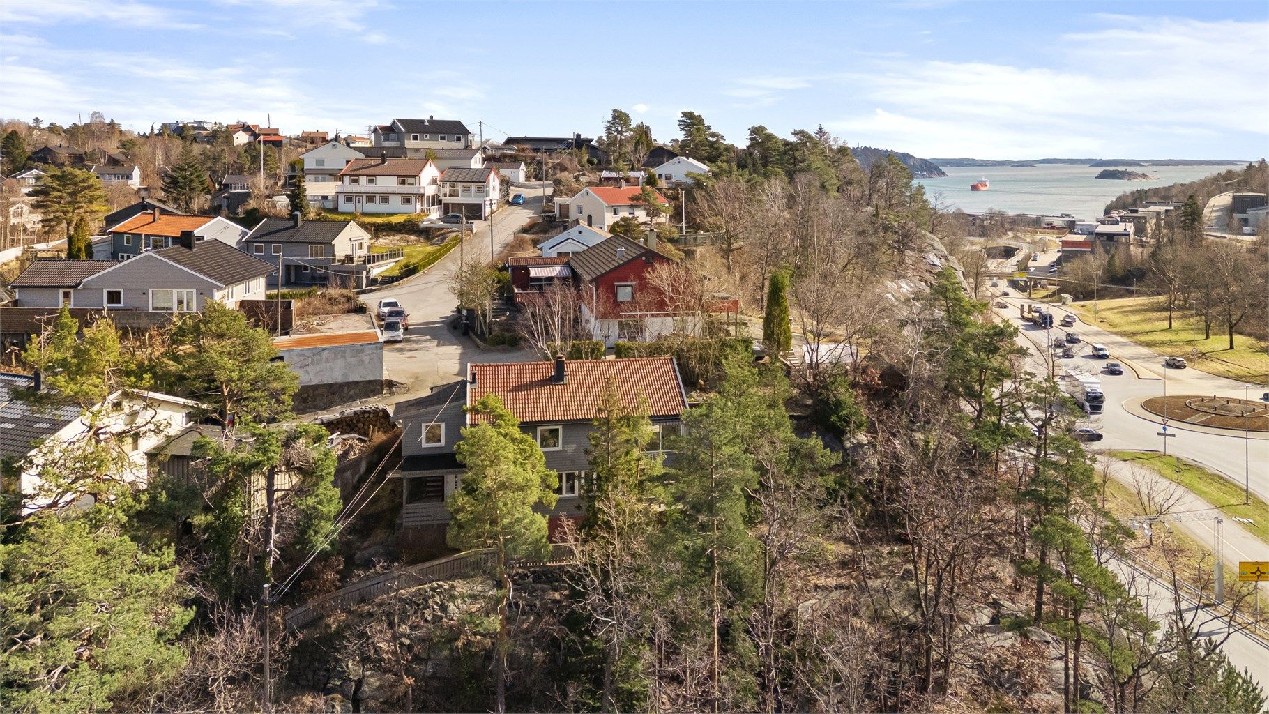 Sjønær og sentral beliggenhet på Tinnheia som grenser til Hellemyr, to attraktive bydeler i Vågsbyd