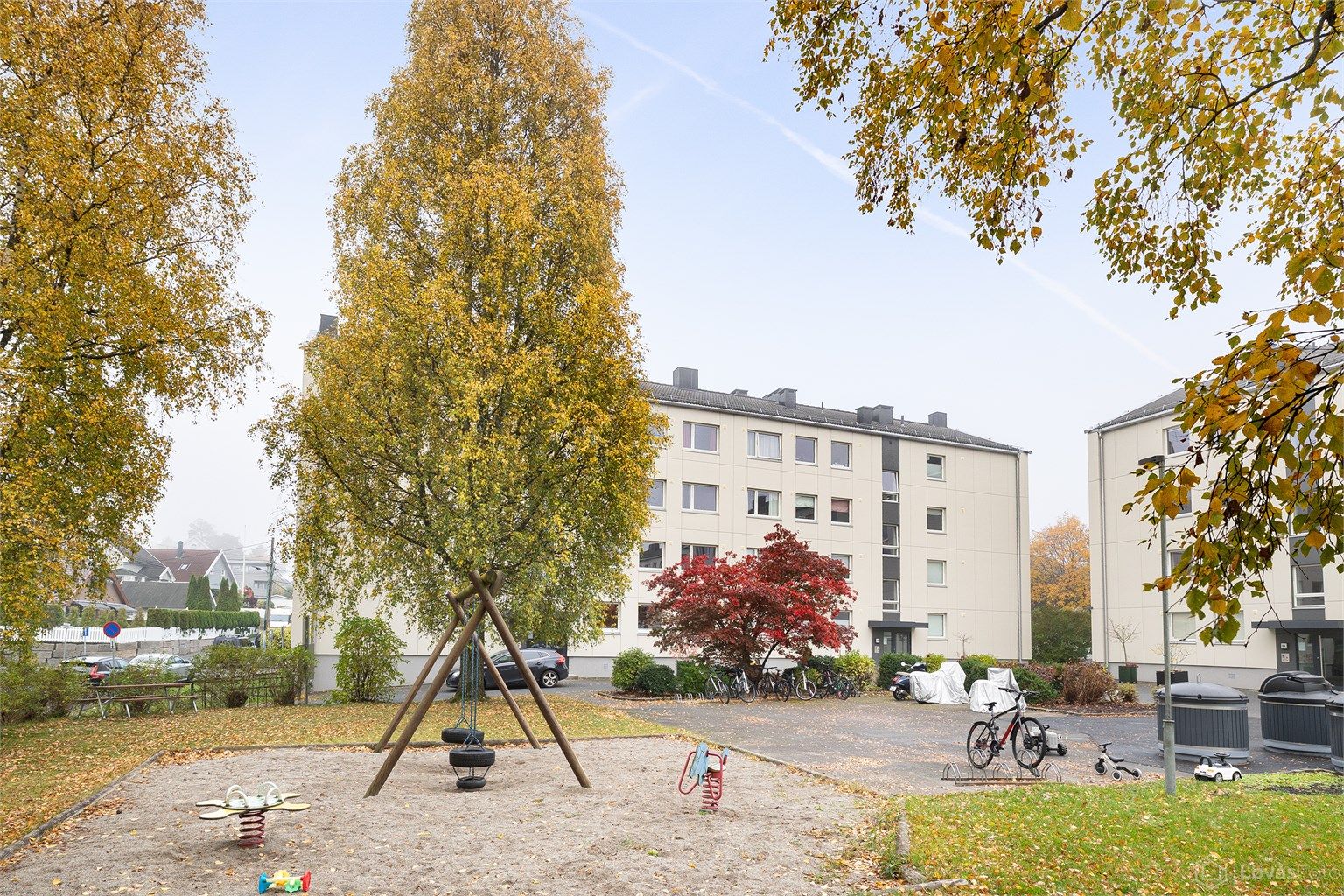 Borettslaget har store, grønne fellesarealer med lekeplass og sittegrupper.
Foto: Løvås Foto