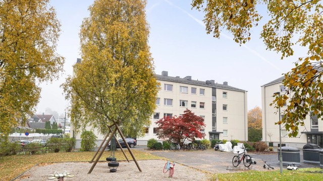 Borettslaget har store, grønne fellesarealer med lekeplass og sittegrupper.
Foto: Løvås Foto