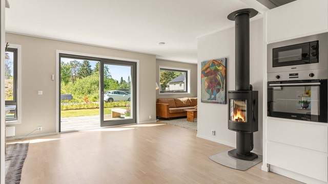 Fra stuen har du direkte utgang til terrasse og hage.