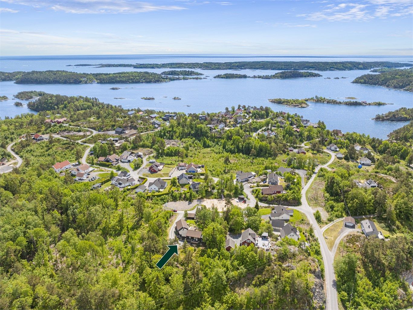 Sjønær med rett til leie av båtplass og p-plass - Det er i gangavstand (ca. 650 meter unna), men mulighet til å ta bilen da det er inkludert leieavtale på p-plass.