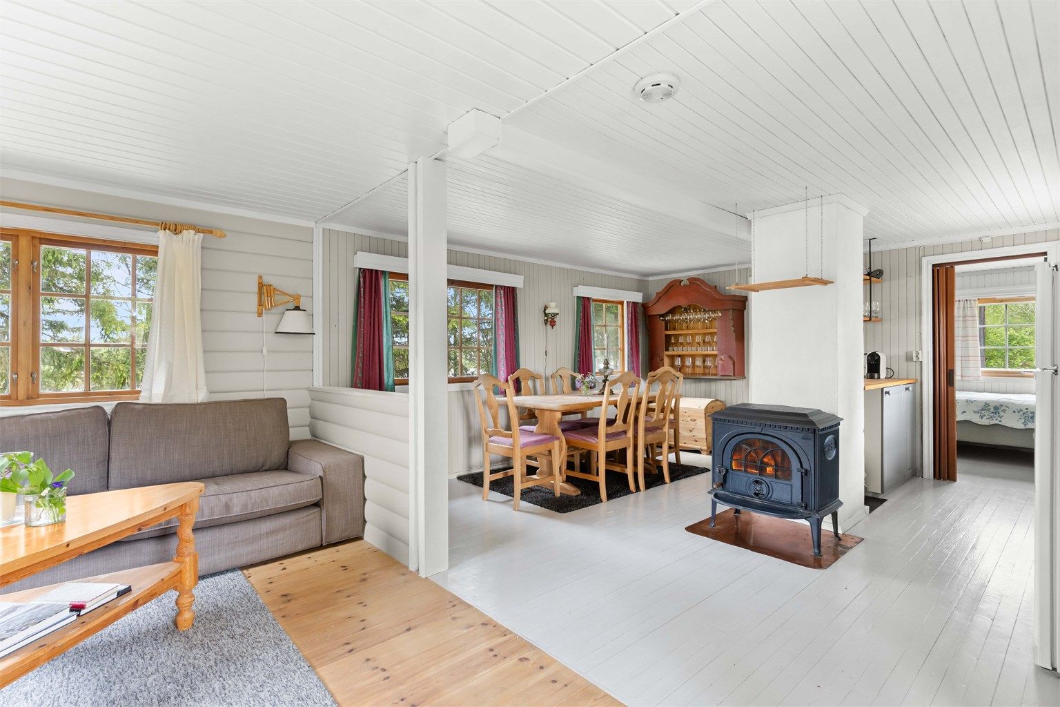 Romslig stue med flere møbleringsmuligheter. Her er det god plass til både spisebord og sofagruppe.