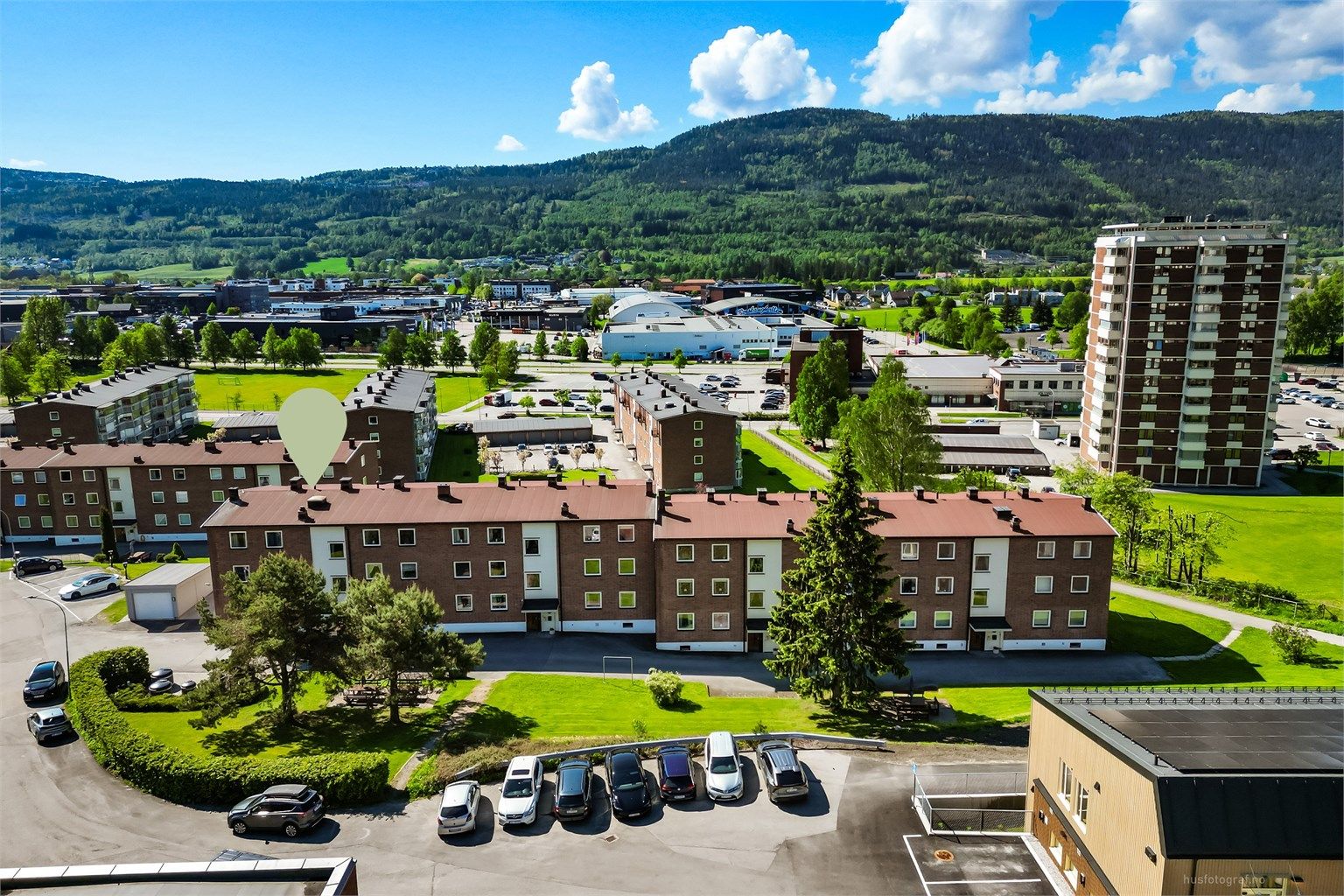 Kort gangavstand til bussholdeplass, barnehager, skoler, Skimore Drammen og Kiwi XL Ligosenteret.