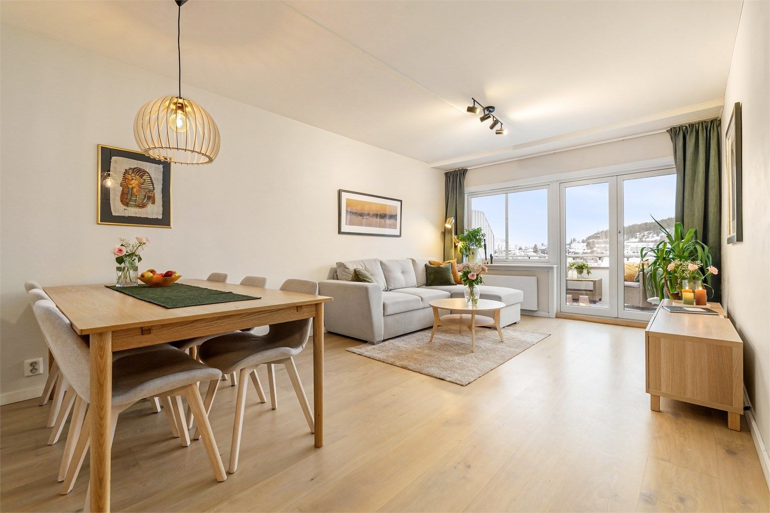 Tiltalende og moderne stue med en lys og luftig romfølelse