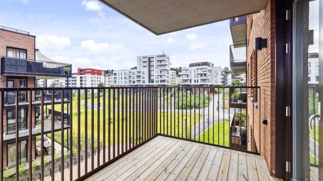 Sydvendt og overbygd balkong på ca. 8 kvm