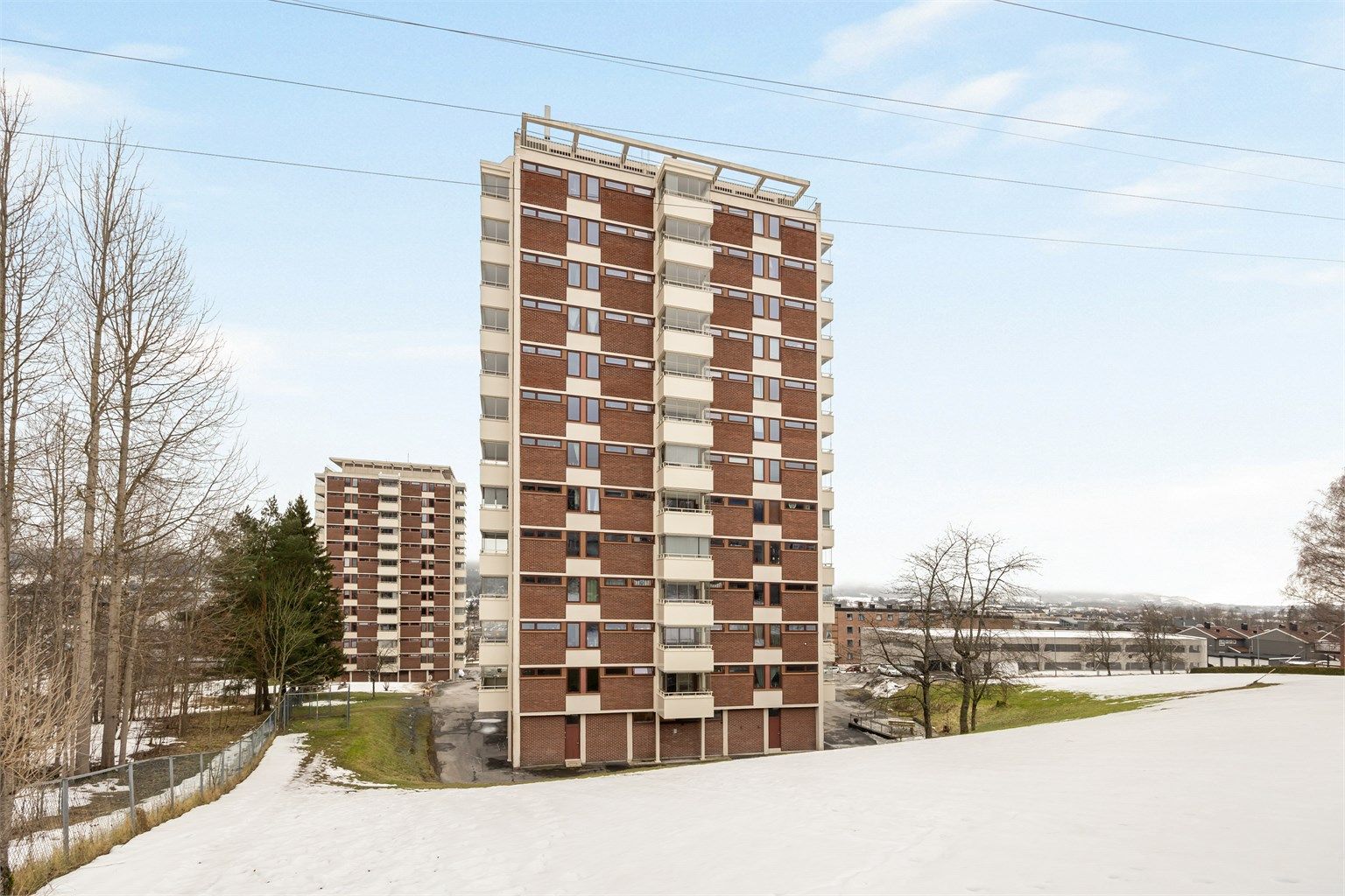 Leiligheten ligger i et veletablert og barnevennlig boligområde på Åssiden. 