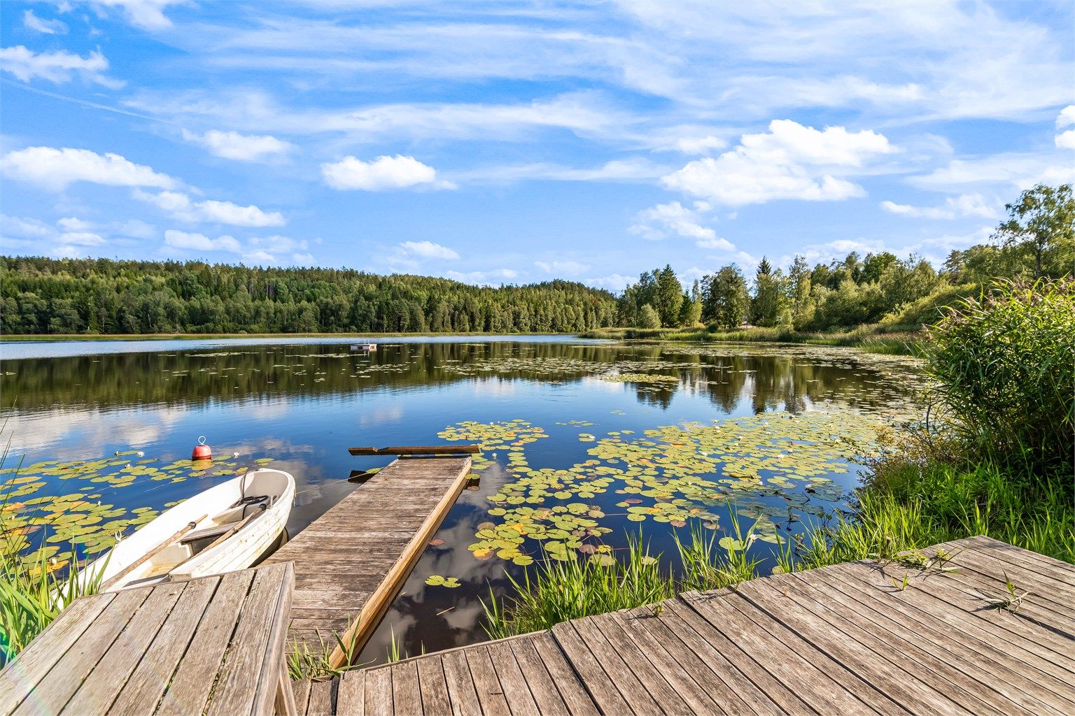 En opparbeidet tursti går rundt hele vannet, komplett med gapahuk og bålpanne.