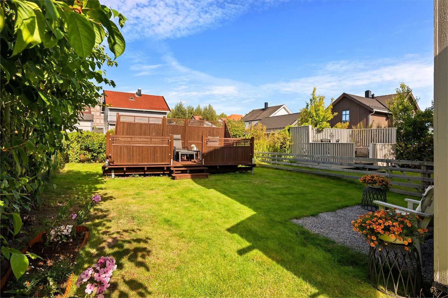 Leiligheten har egen hage på husets bakside - en sjelden kvalitet for en byleilighet.