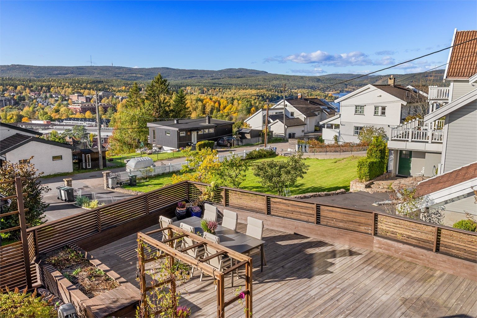 Eiendommen byr på åpen utsikt over landskapet og generøse vestvendte utearealer.
Foto: Petter Tanum/ Tanumfoto
