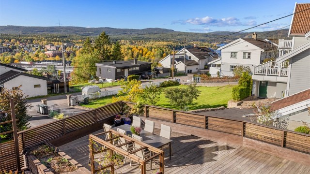 Eiendommen byr på åpen utsikt over landskapet og generøse vestvendte utearealer.
Foto: Petter Tanum/ Tanumfoto