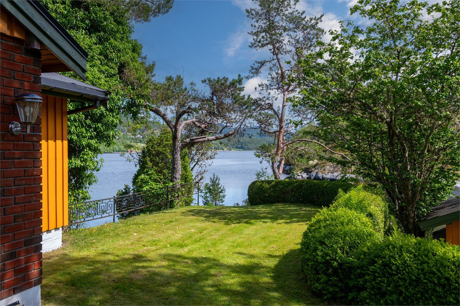 Deler av hagen mot øst med plenareal og noe hekkbeplanting