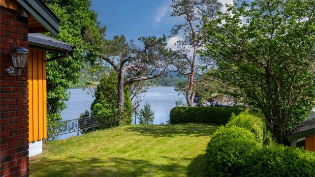 Deler av hagen mot øst med plenareal og noe hekkbeplanting