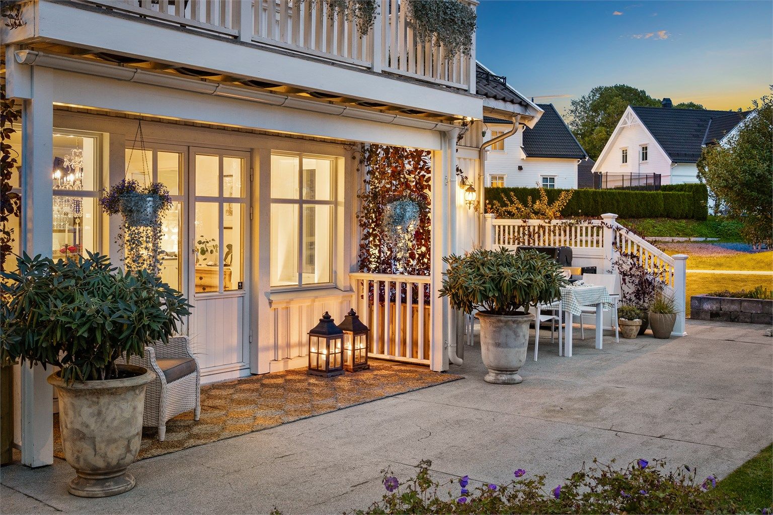 Direkte utgang fra stuen til den store uteplassen visker ut skillet mellom inne og ute.