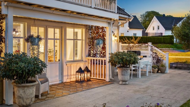 Direkte utgang fra stuen til den store uteplassen visker ut skillet mellom inne og ute.