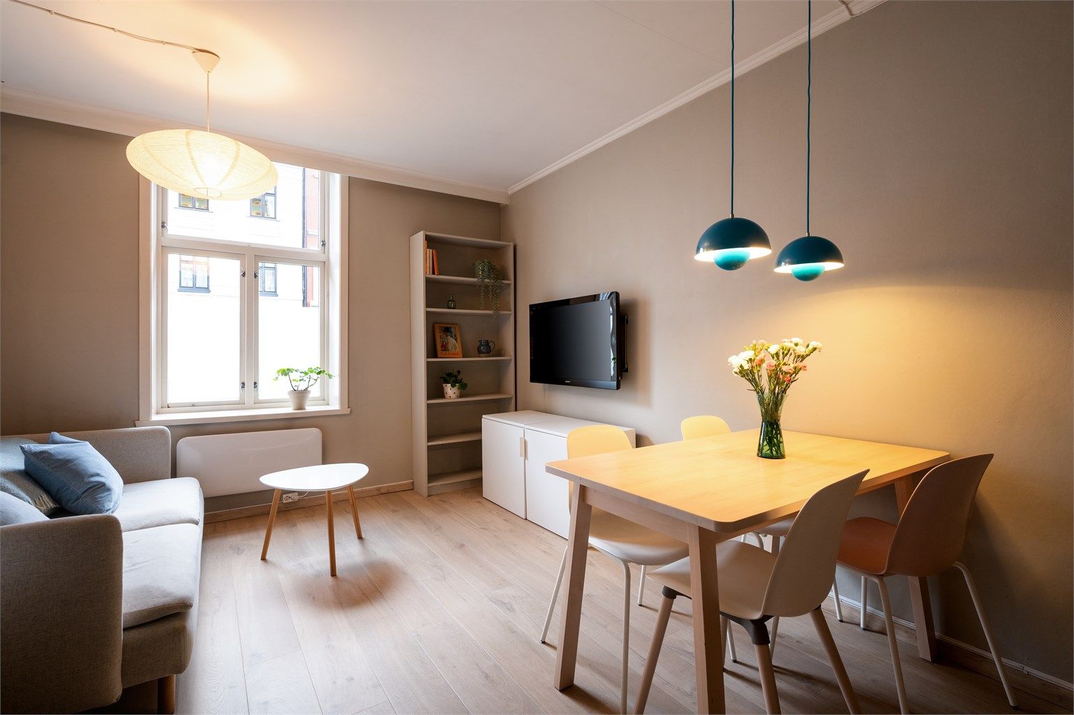 Innvendig har du åpen planløsning med moderne kjøkken og god plass til både spisebord og sofa