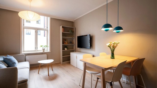 Innvendig har du åpen planløsning med moderne kjøkken og god plass til både spisebord og sofa