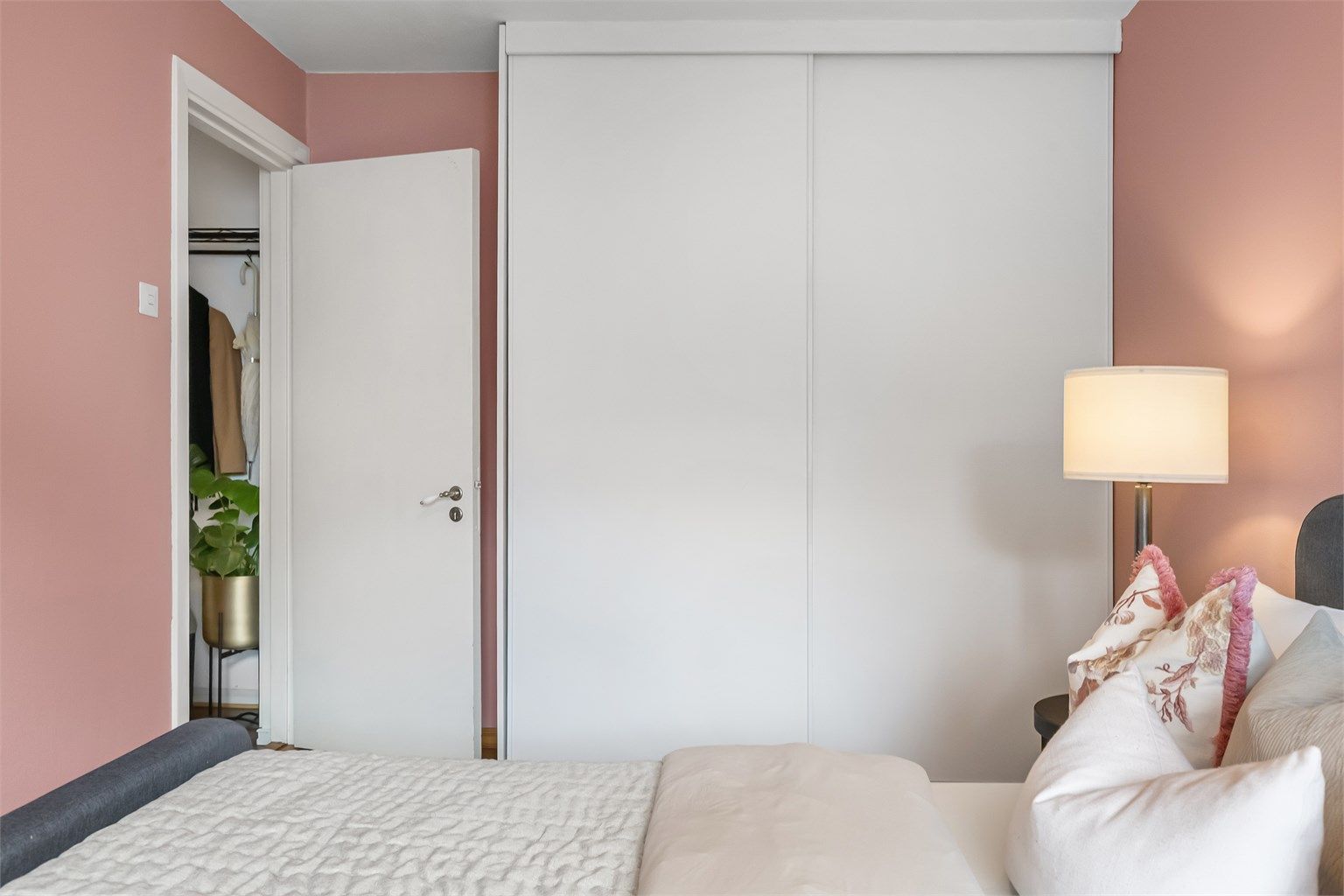Romslig skyvedørsgarderobe gir gode oppbevaringsmuligheter.