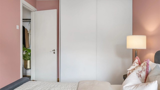 Romslig skyvedørsgarderobe gir gode oppbevaringsmuligheter.