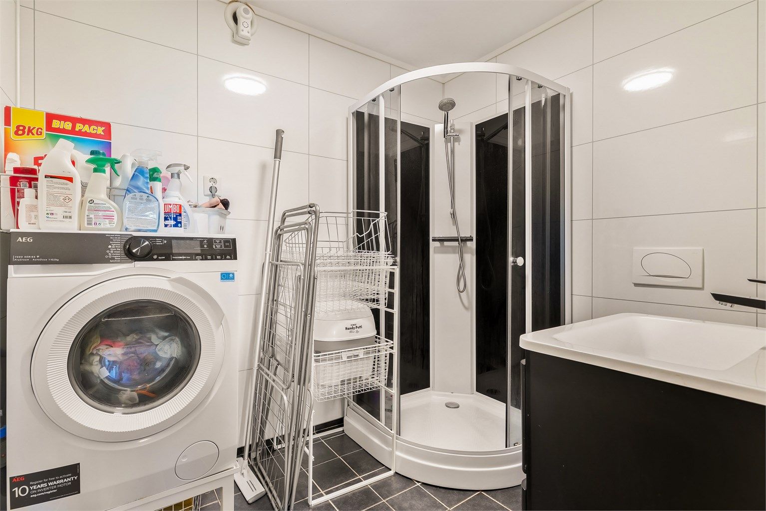Badet i utleiedelen er oppgradert i 2022, med varmekabler, våtromsplater og opplegg for vaskemaskin.