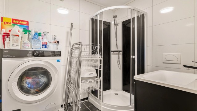 Badet i utleiedelen er oppgradert i 2022, med varmekabler, våtromsplater og opplegg for vaskemaskin.