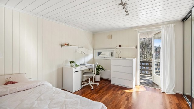 Boligens fjerde soverom ligger også i u. etasjen og har en stor, praktisk skyvedørsgarderobe med speildører, samt utgang til øst-vendt balkong.