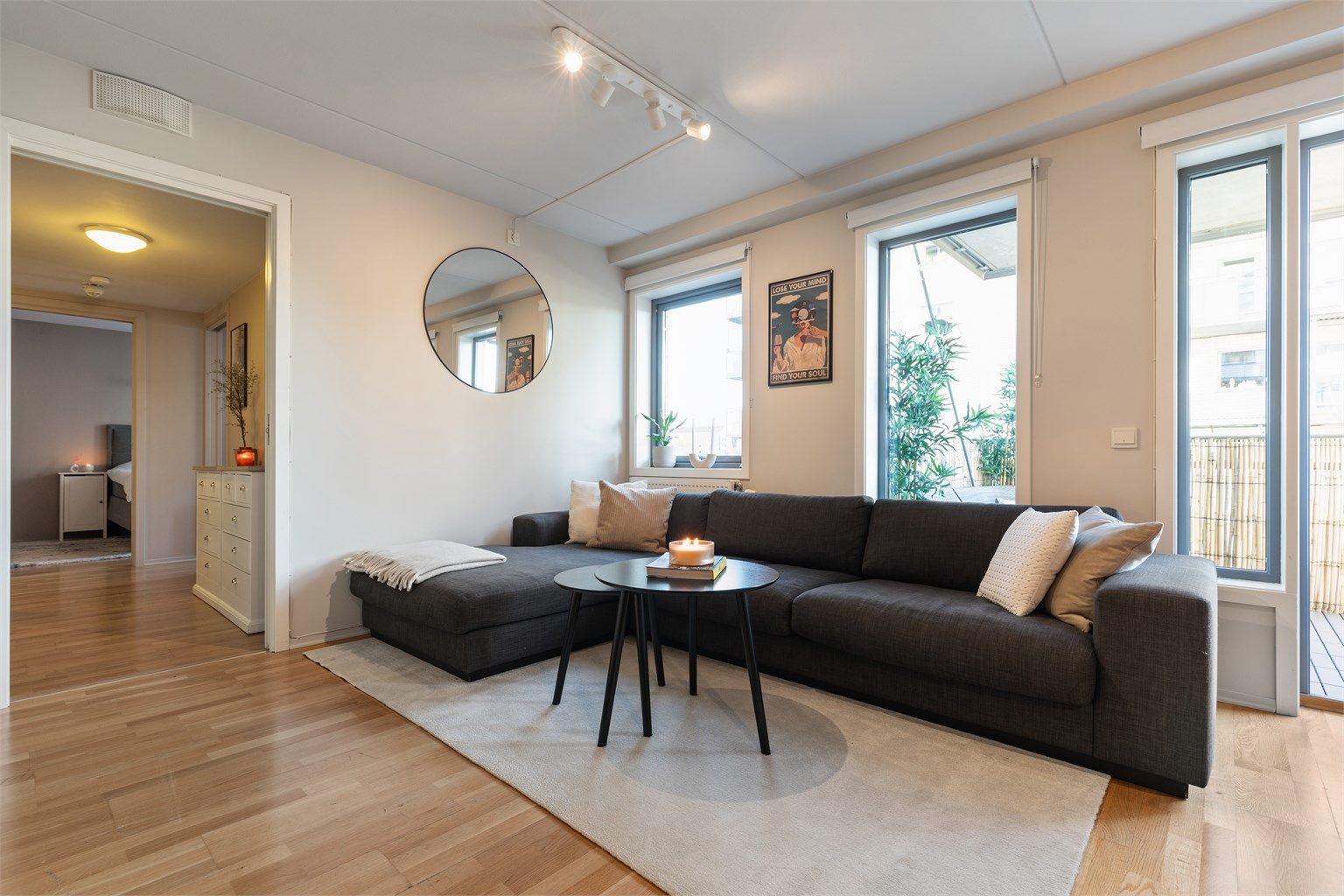 Leiligheten har gjennomgående parkettgulv, malte overflater (2024/2025) og balansert ventilasjon. 