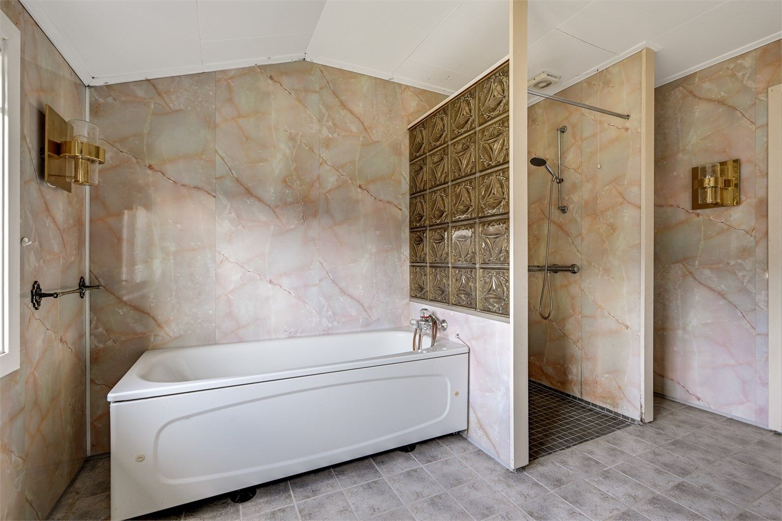 I tillegg til dobbel servant, har badet både badekar og en separat dusjnisje.