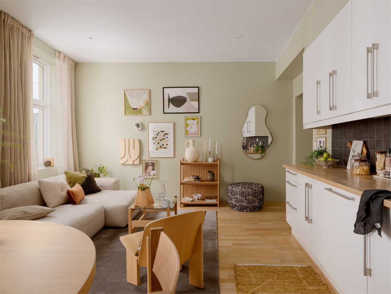 Her har du det beste av to verdener; Takhøyde og dype vinduskarmer fra byggeår 1900, Moderne ventilasjon og teknisk standard fra ombygging i 2008.