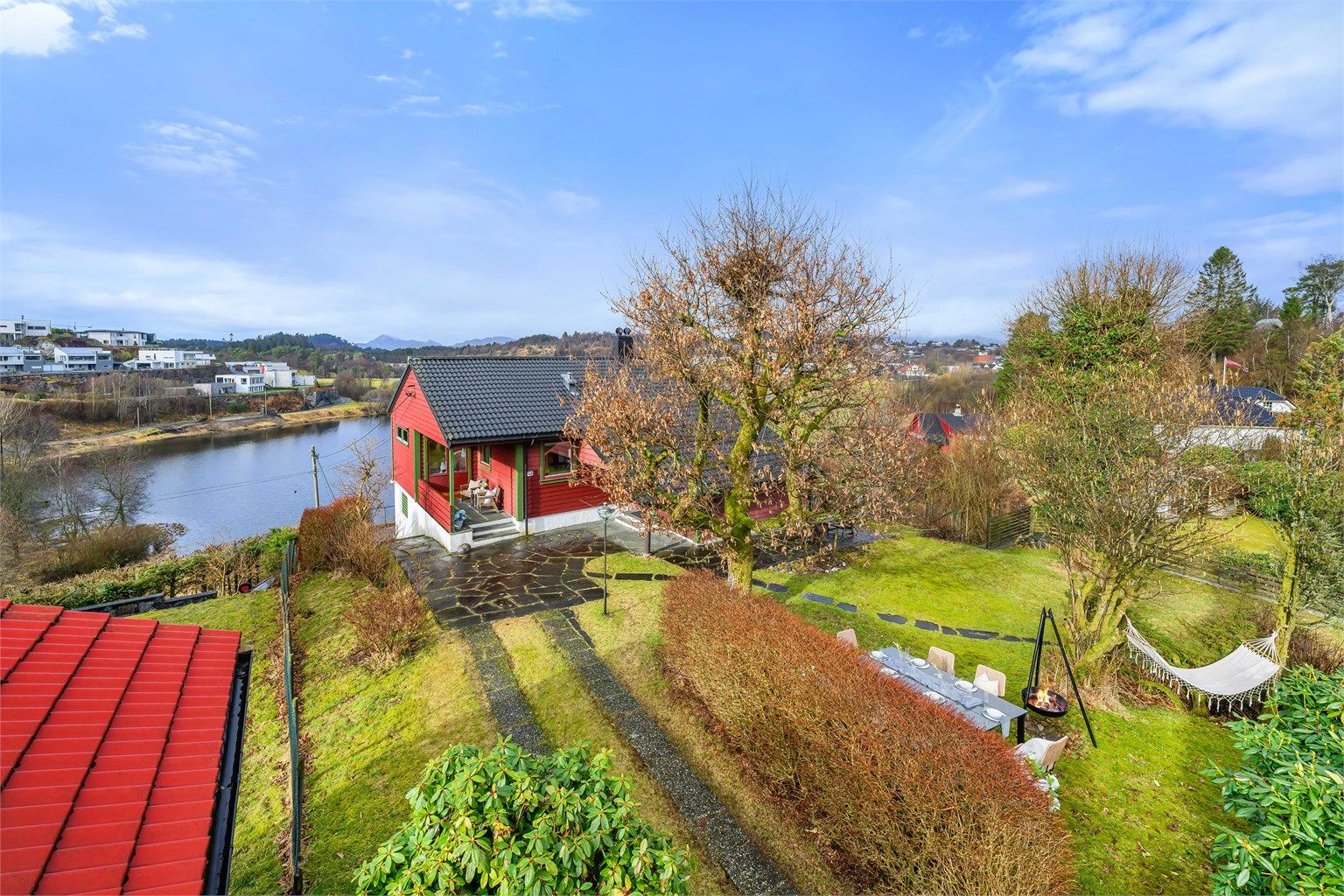 Eiendommen har en attraktiv og familievennlig beliggenhet i rolige omgivelser, med nydelig utsikt over Skeievatnet